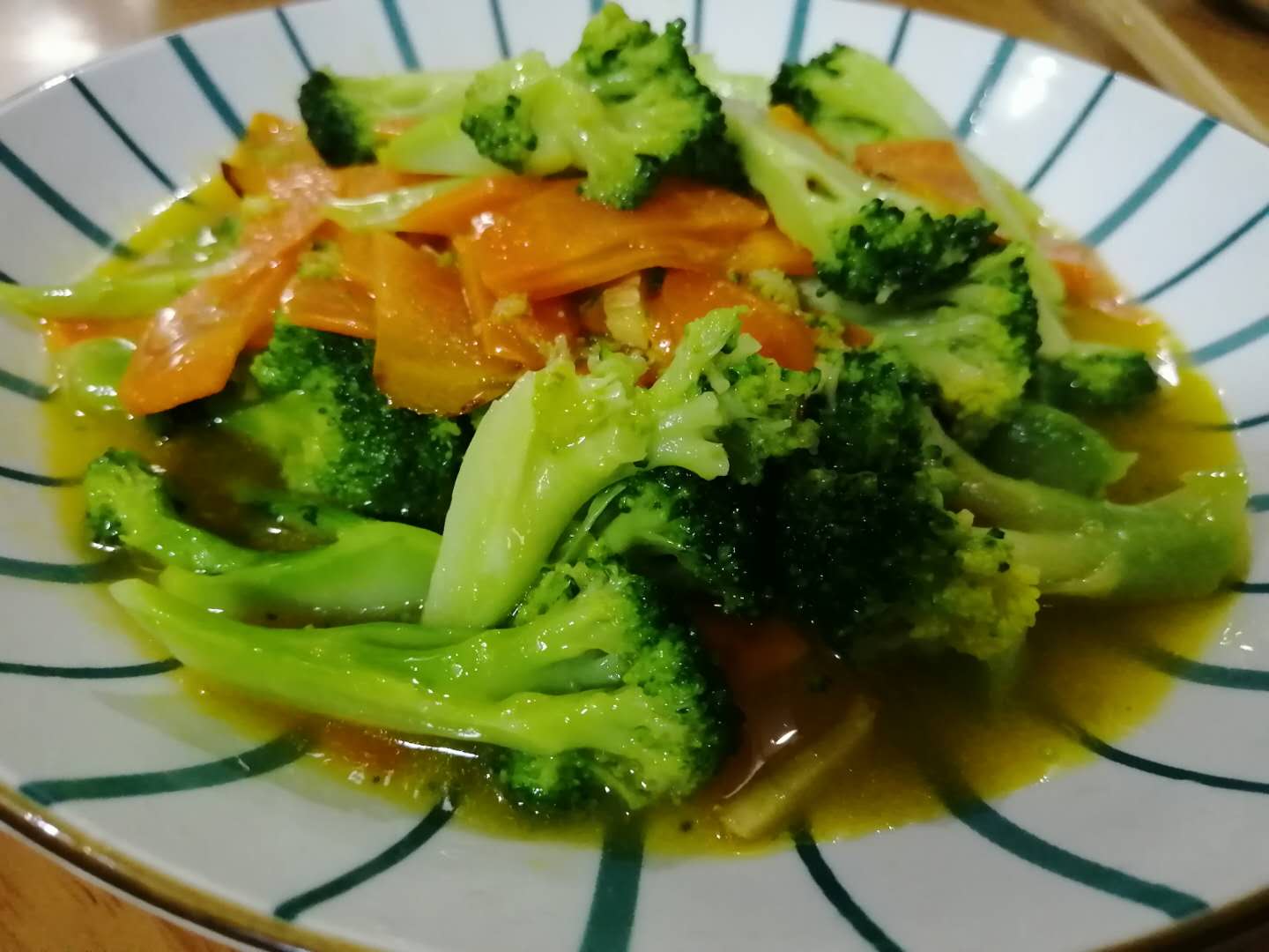 西兰花烧胡萝卜,普通的家常菜,营养价值却很高,记得每周吃几次_蔬菜