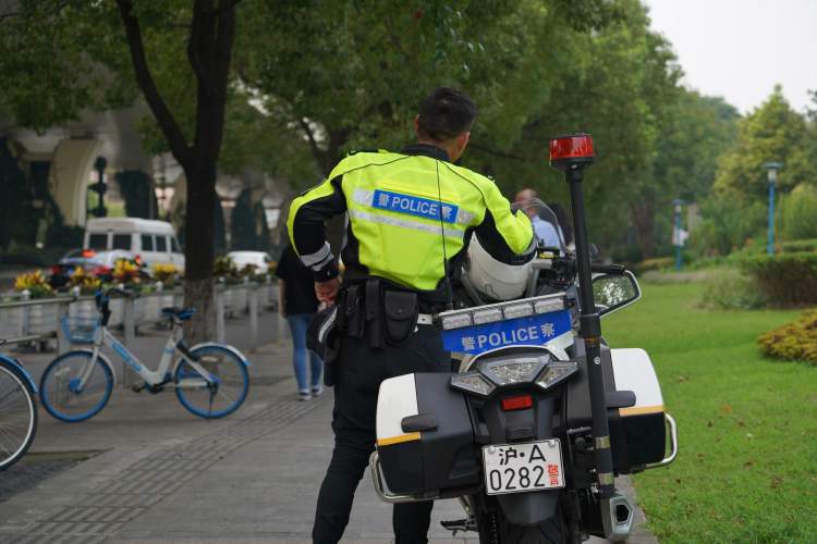 闻交警雨靴图片