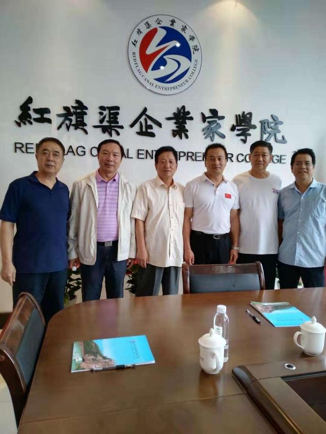 下午一点半,郝建雄会长陪同大家参观了参观了学院培训大楼,校园及办公