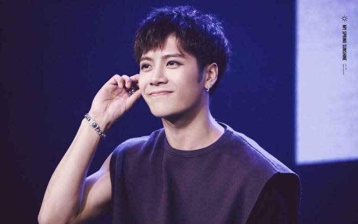 王嘉尔踩空摔落舞台 躺地许久继续表演