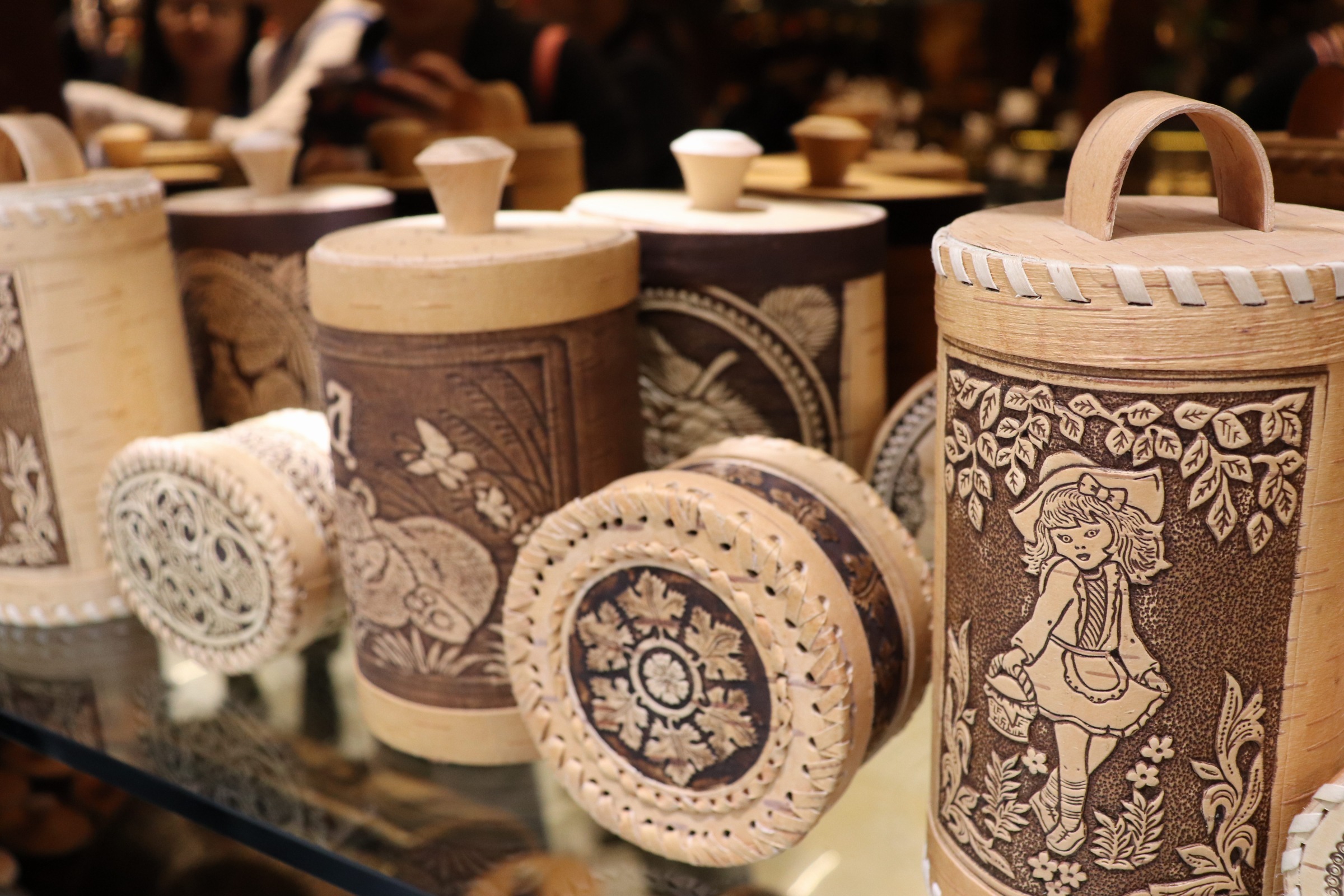 1/ 7 对游客进行问卷调查 与对俄商店的老板进行交流 商店内的桦树皮