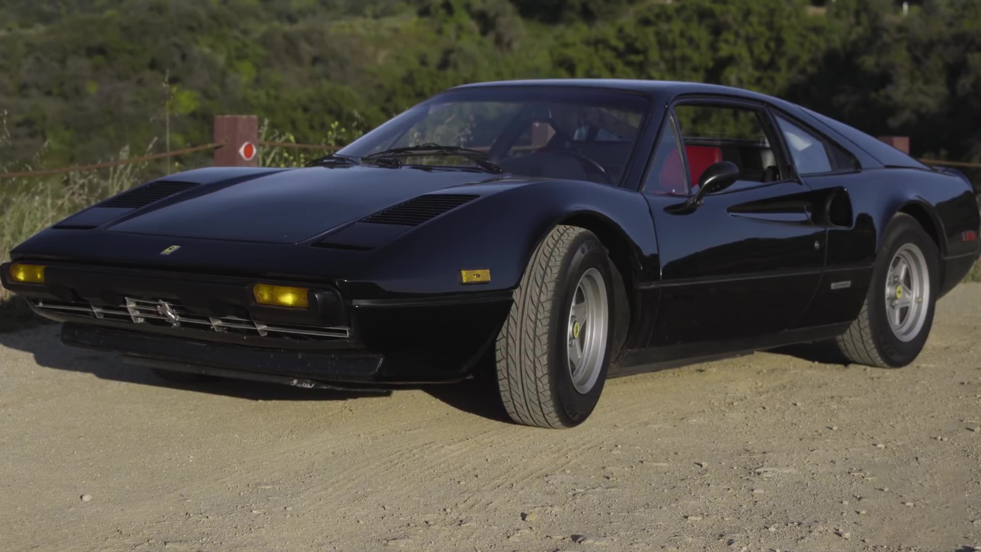 经常用于电影拍摄的全黑1977款法拉利308 gtb!