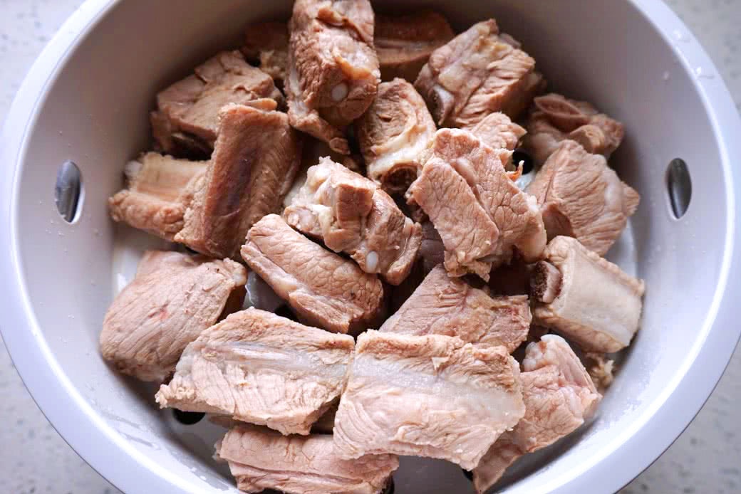 教程:小黠大痴食材:排骨,姜丝,冰糖,香醋,料酒,盐,熟白芝麻喷香的糖醋