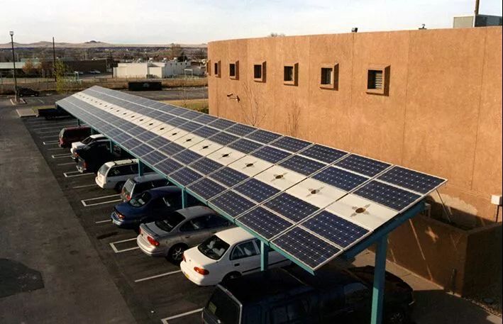 光伏车棚实用性强,不仅能为车子遮阳挡雨,降低温度,还可以提供电力供
