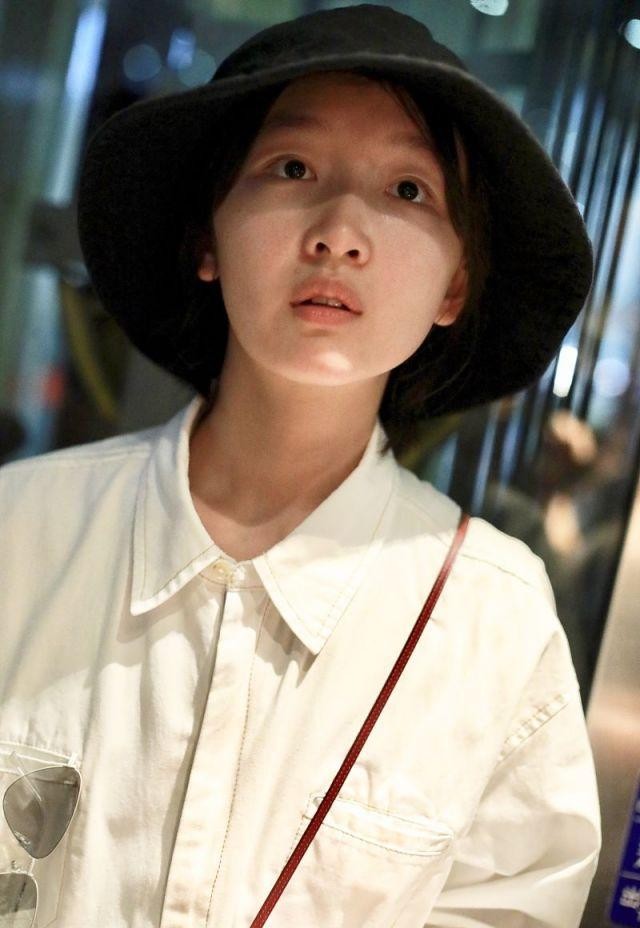 27岁周冬雨素颜露面白色工装服抢镜至今仍无恋情