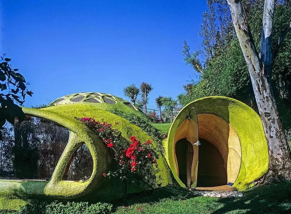 71岁的他像高迪一样疯狂造了个让人心惊肉跳的蛇屋震撼世界