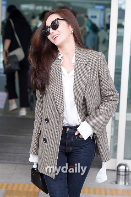 郑秀妍官司风波后露面心情好 西装配衬衫女人味足