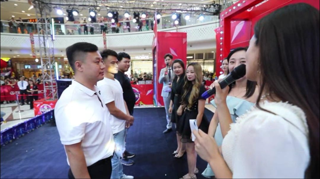 全城热恋玩上黑科技机器人女友要当台上女嘉宾了