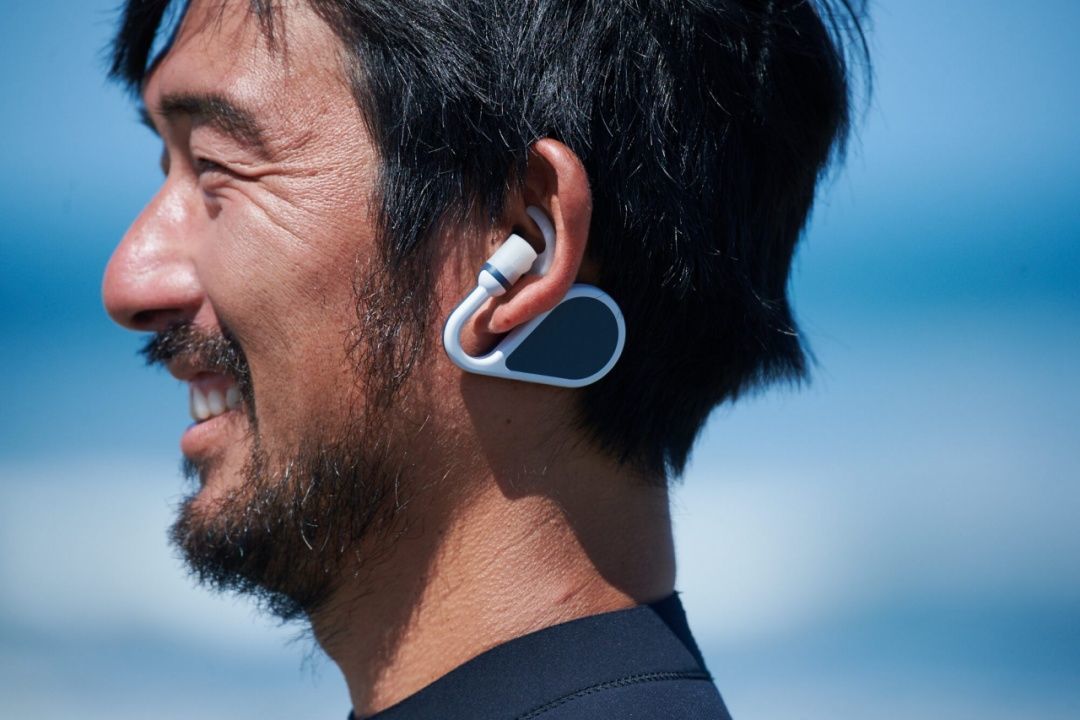 索尼众筹的这款对讲机可以戴在耳朵上