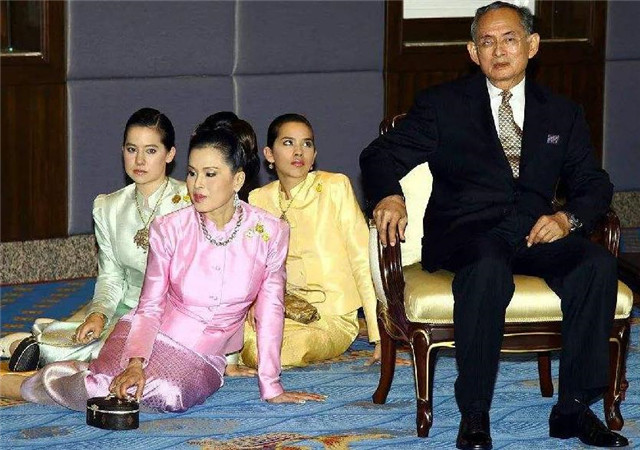 泰国王室的地位究竟有多高为什么泰国百姓见了都要下跪