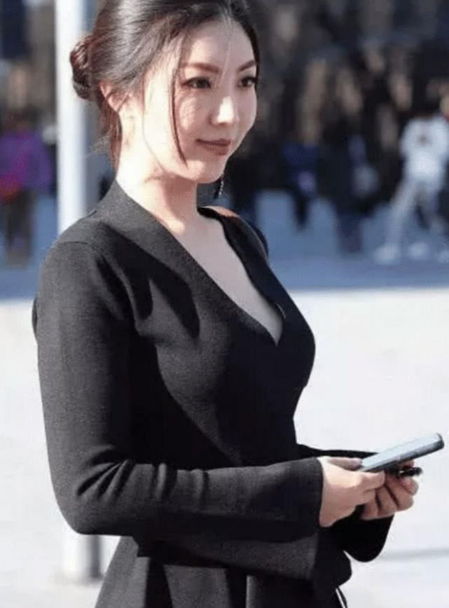 爱上这位辣妈多肉黑色职场勾勒迷人线条网友微胖界宠儿