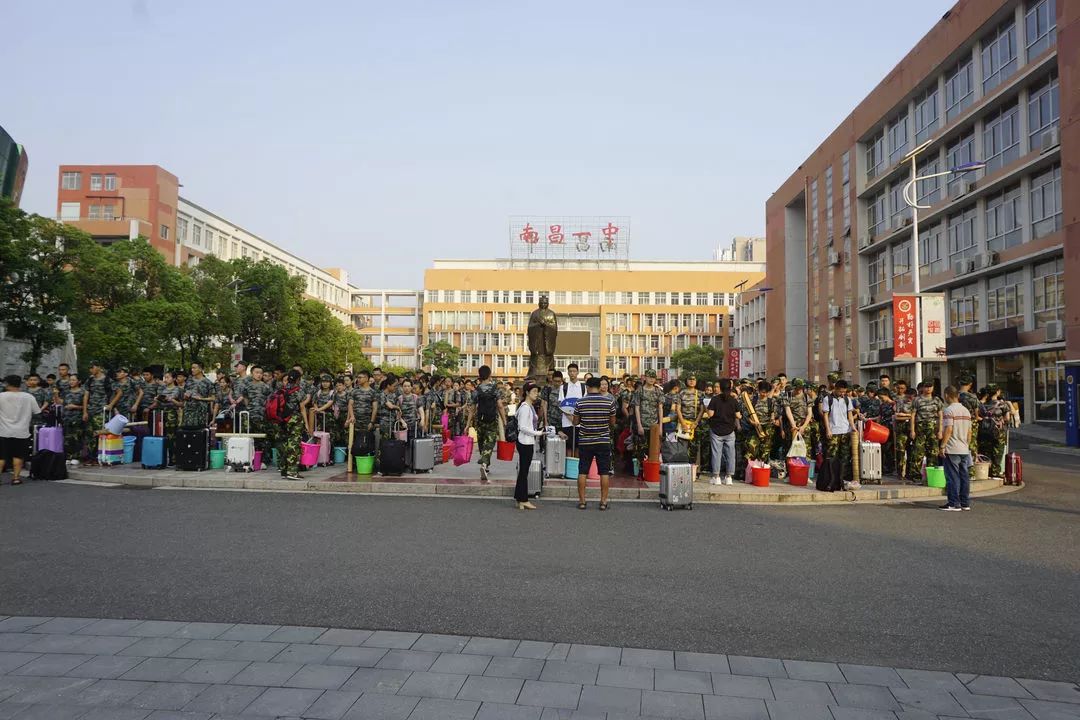 绚烂迷彩正青春磨练意志启新程南昌一中朝阳校区组织高一新生开展暑期
