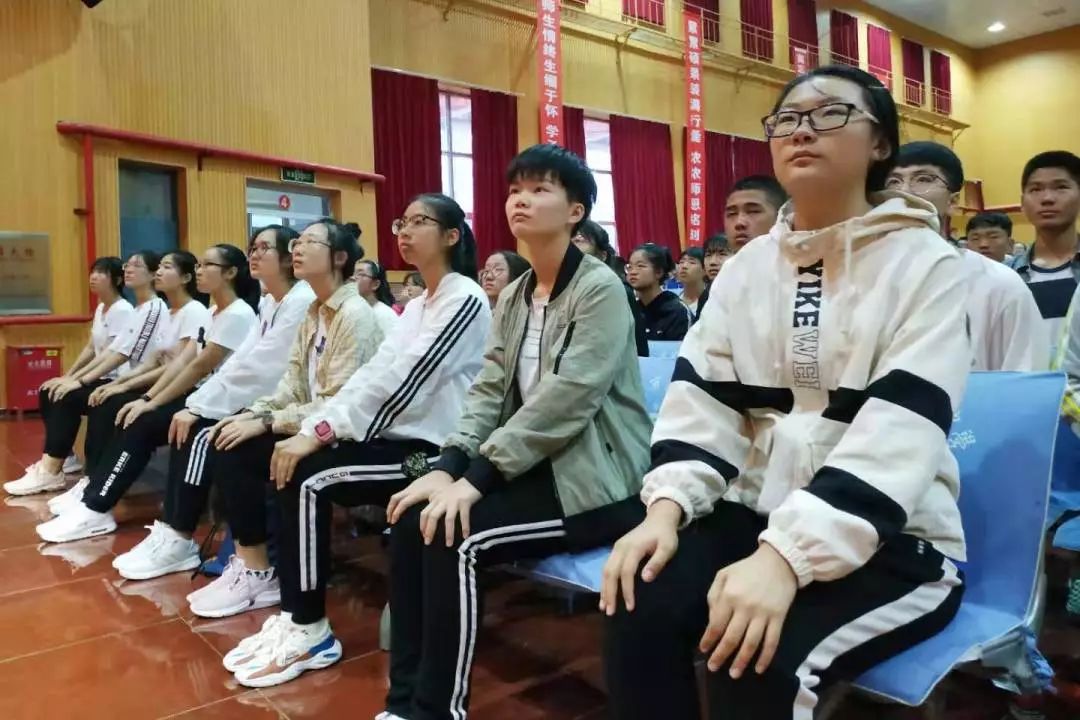 阆中东风中学校服图片