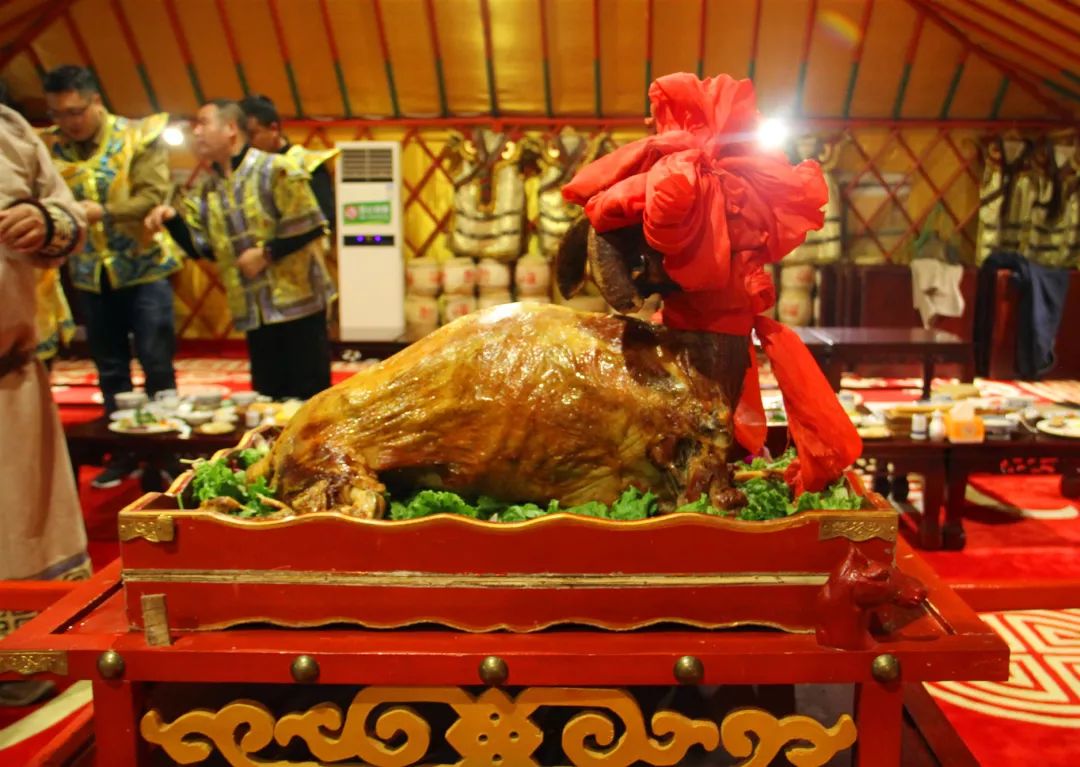 入住沙漠奇迹酒店,星空蒙古包,一价全包,玩转响沙湾,享草原第一宴