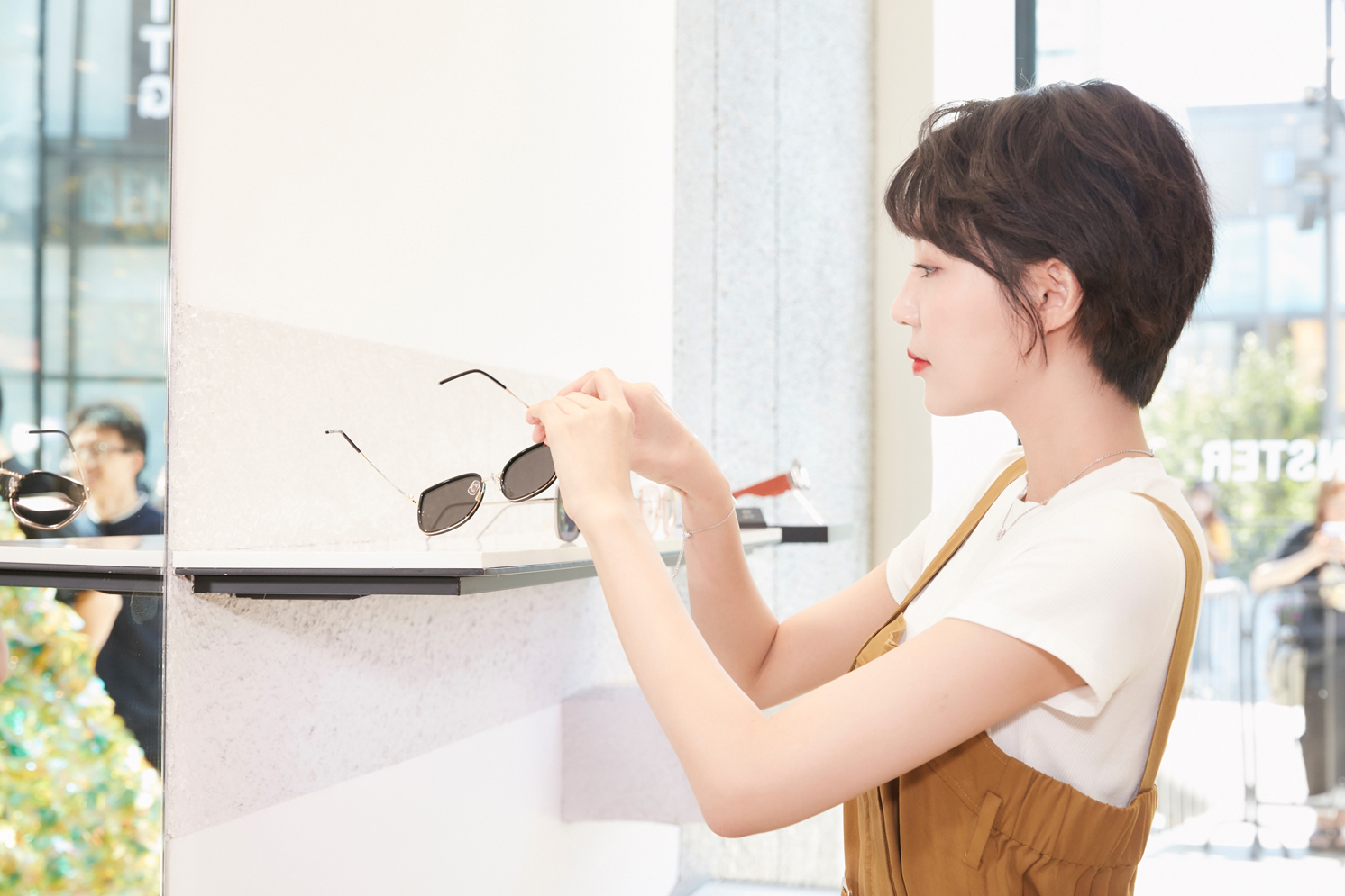 半糖少女李欣燃现身早秋穿搭亦刚亦柔元气满满