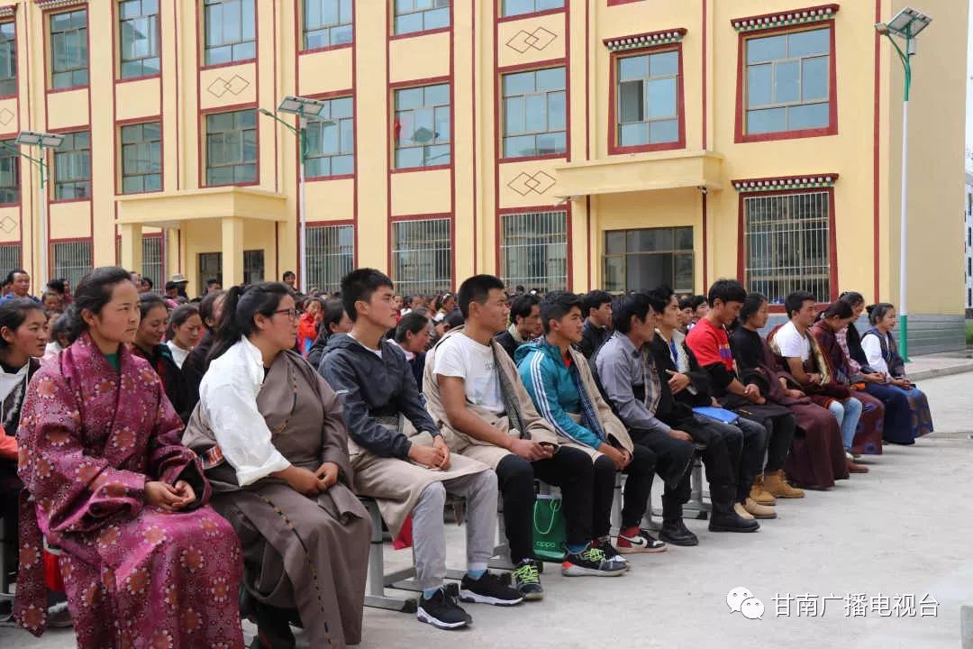 8月27日,夏河县阿木去乎地区教育促进会为优秀大学生,优秀教师奖励