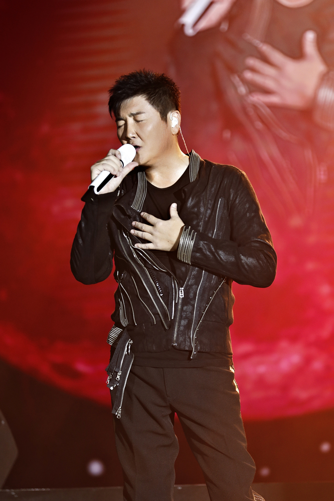 孙楠澳门开唱 两小时不间断high翻全场