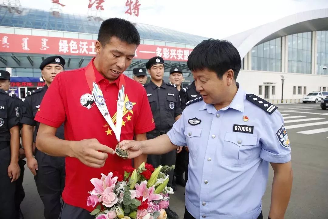 争光兴安盟的这俩警察在世界上都火了你还不知道