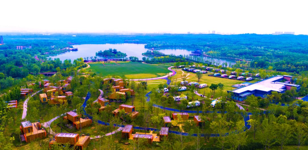 房车酒店组成的房车营地有亲子,爱情,商务等不同主题的客房满足不同人