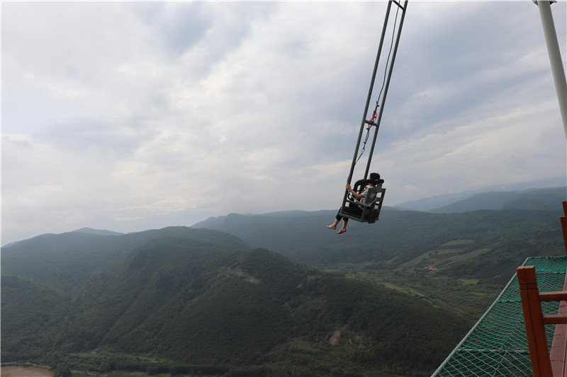 悬崖秋千5d玻璃吊桥抢眼吉林琵岩山体验速度与激情