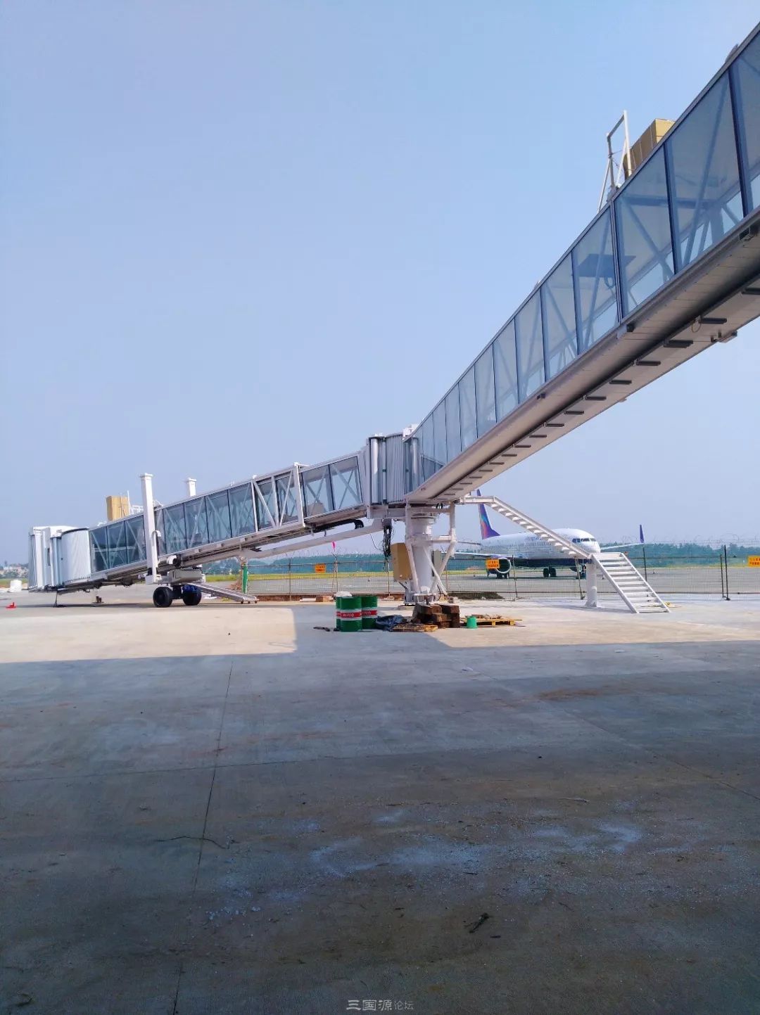 南充高坪机场新航站楼廊桥吊装完工,高清大图抢先看.