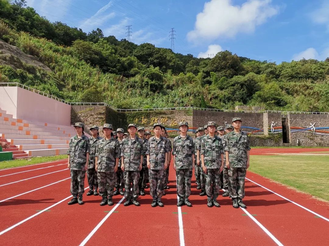 浙江省嵊泗中学2019级高一新生军训工作于8月24日下午正式拉开帷幕