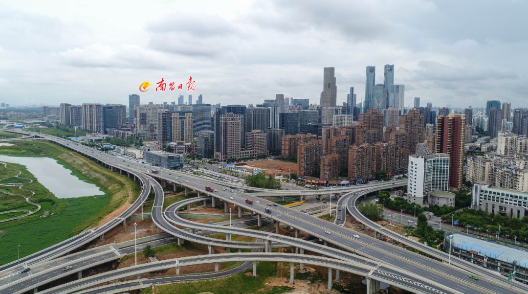 大道快速路建设中的洪都大道快速路穿城而过九洲高架九洲高架九洲高架