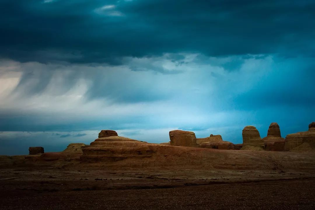 "魔鬼城"因此而得名如同鬼哭狼嚎,令人毛骨竦然大风在风城里激荡回旋