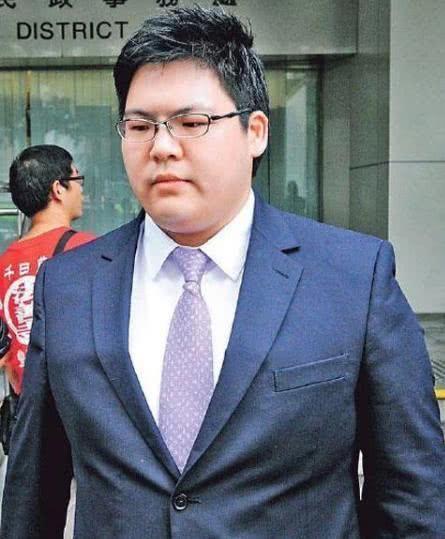 小李看来,向太想如此低调的操办向佐的婚礼,可能为的是另一个儿子向佑