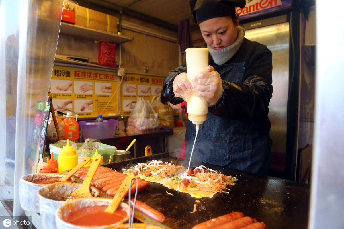 冷面片1张,鸡蛋1个,烤冷面酱适量,甜面酱适量,香菜
