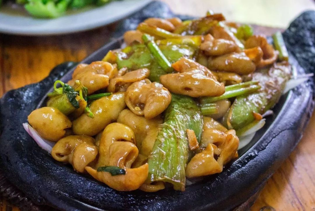 铁板大肠吃起来很是爽口,酱汁全部附在上面,配着米饭吃,超开胃!