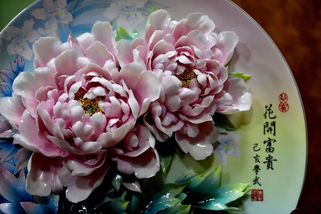 牡丹瓷"面塑是以糯米,面粉为主料,调和成不同色彩面团,用手和简单工具