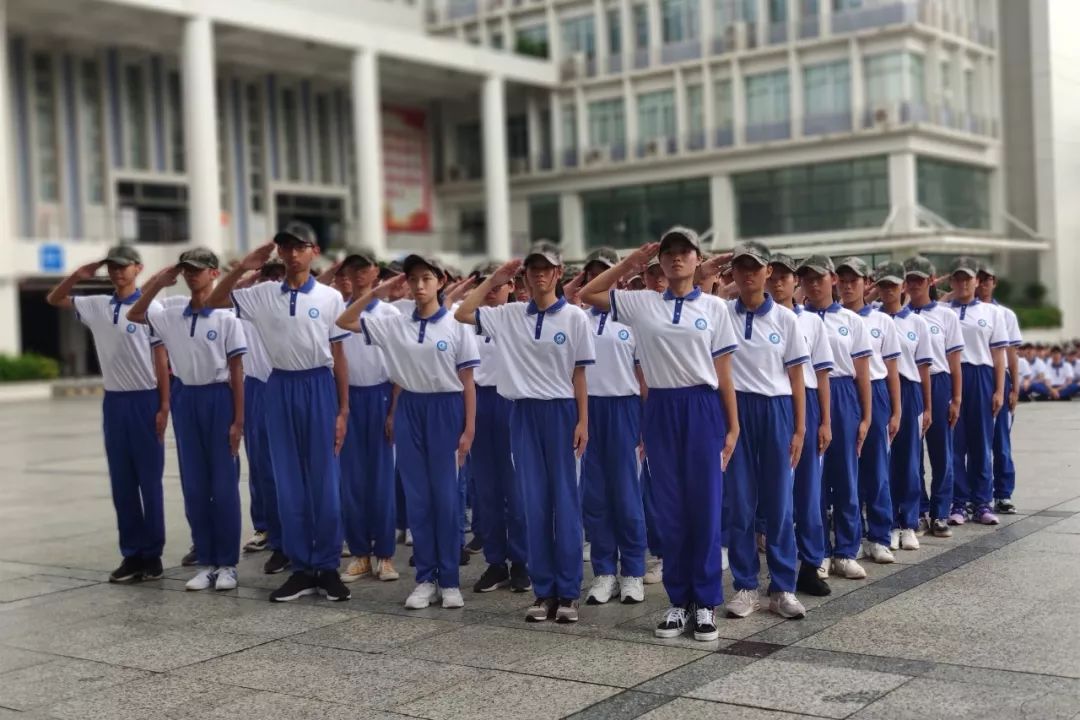 庄严的升旗仪式过后,中山市艺术学校(濠头中学)2019级新生军训汇报