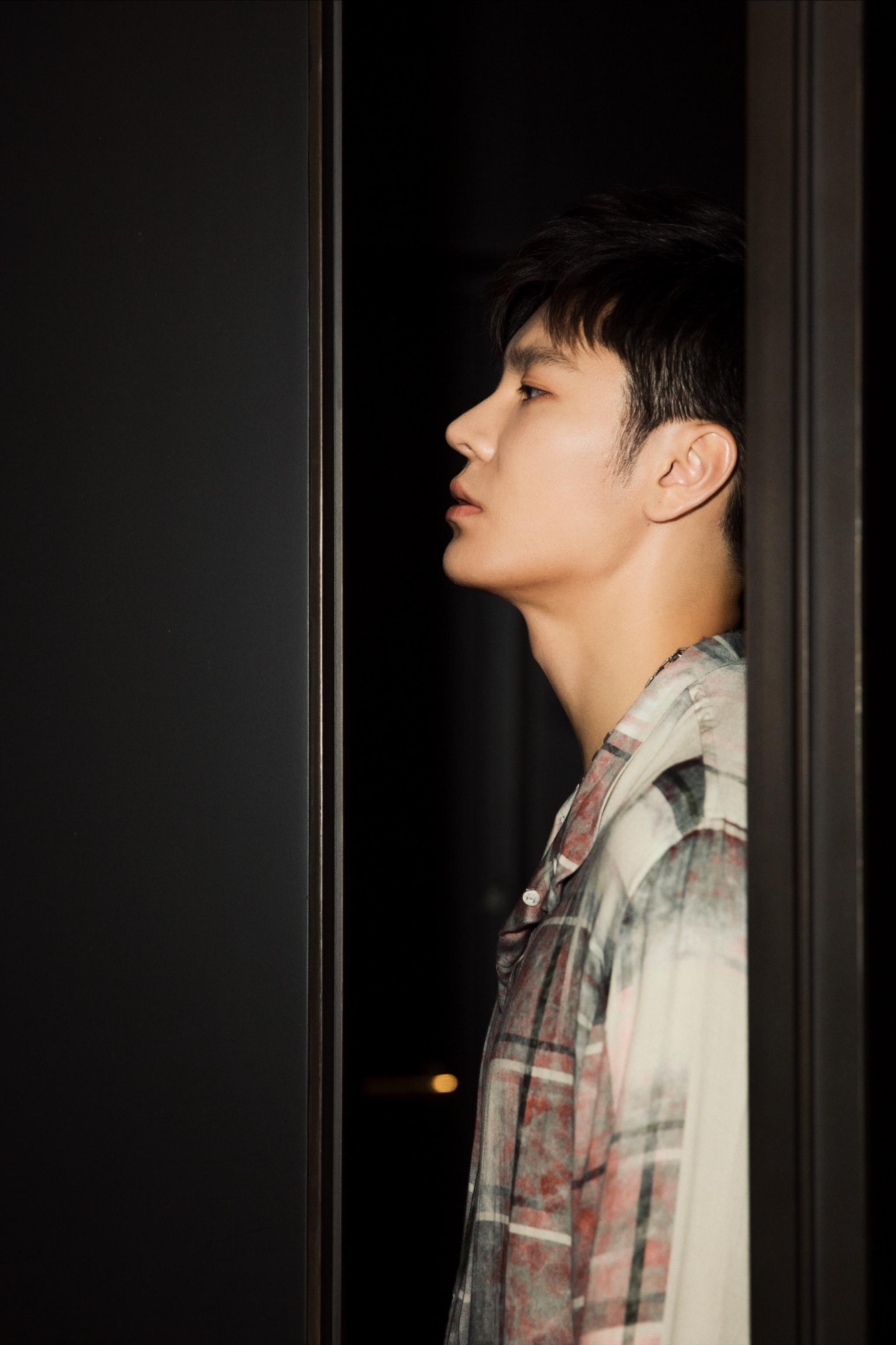 没有衬衫的早秋时尚是不完整的_王艺霖