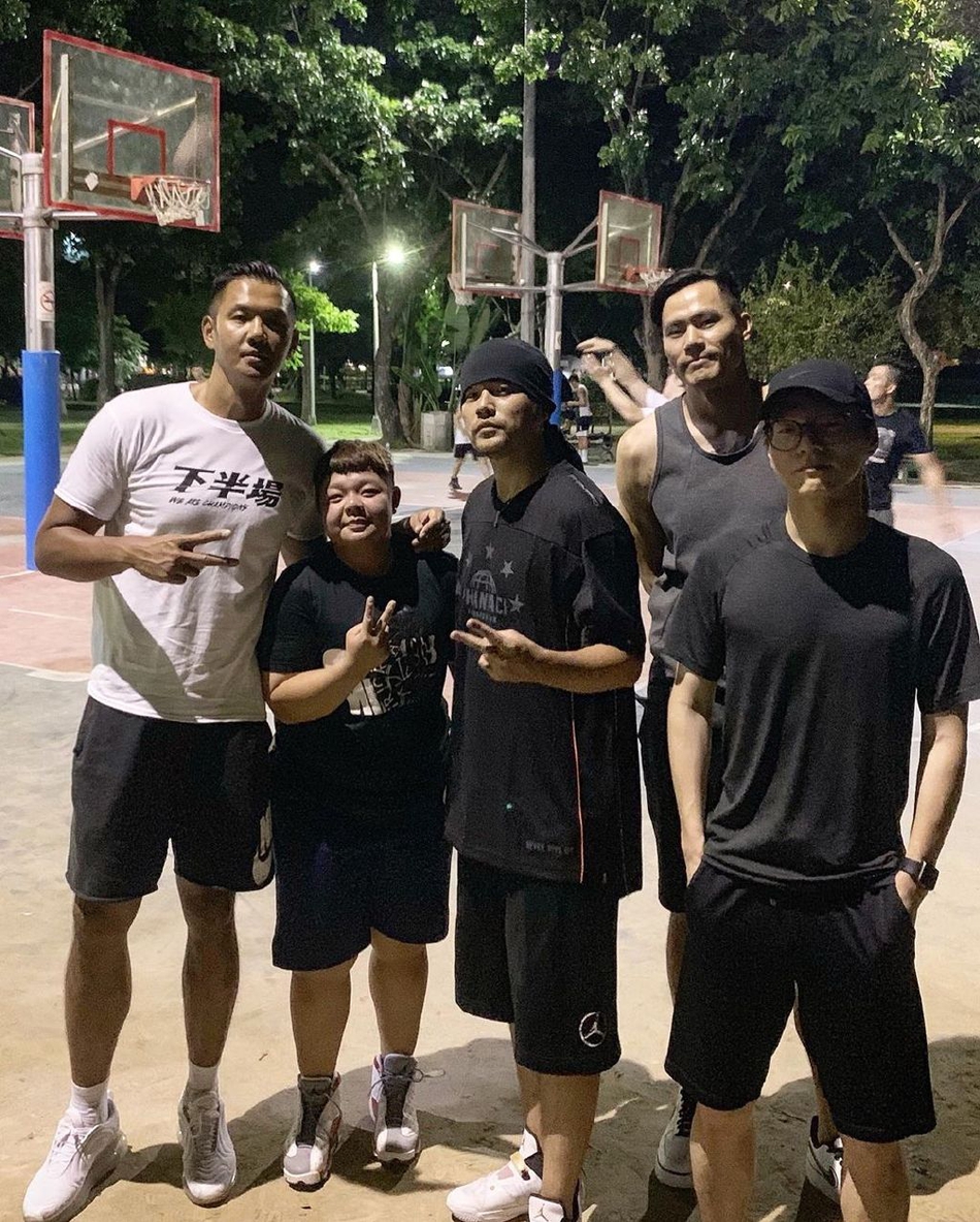周杰伦深夜打篮球 与运动员张宗宪单挑进球超帅气