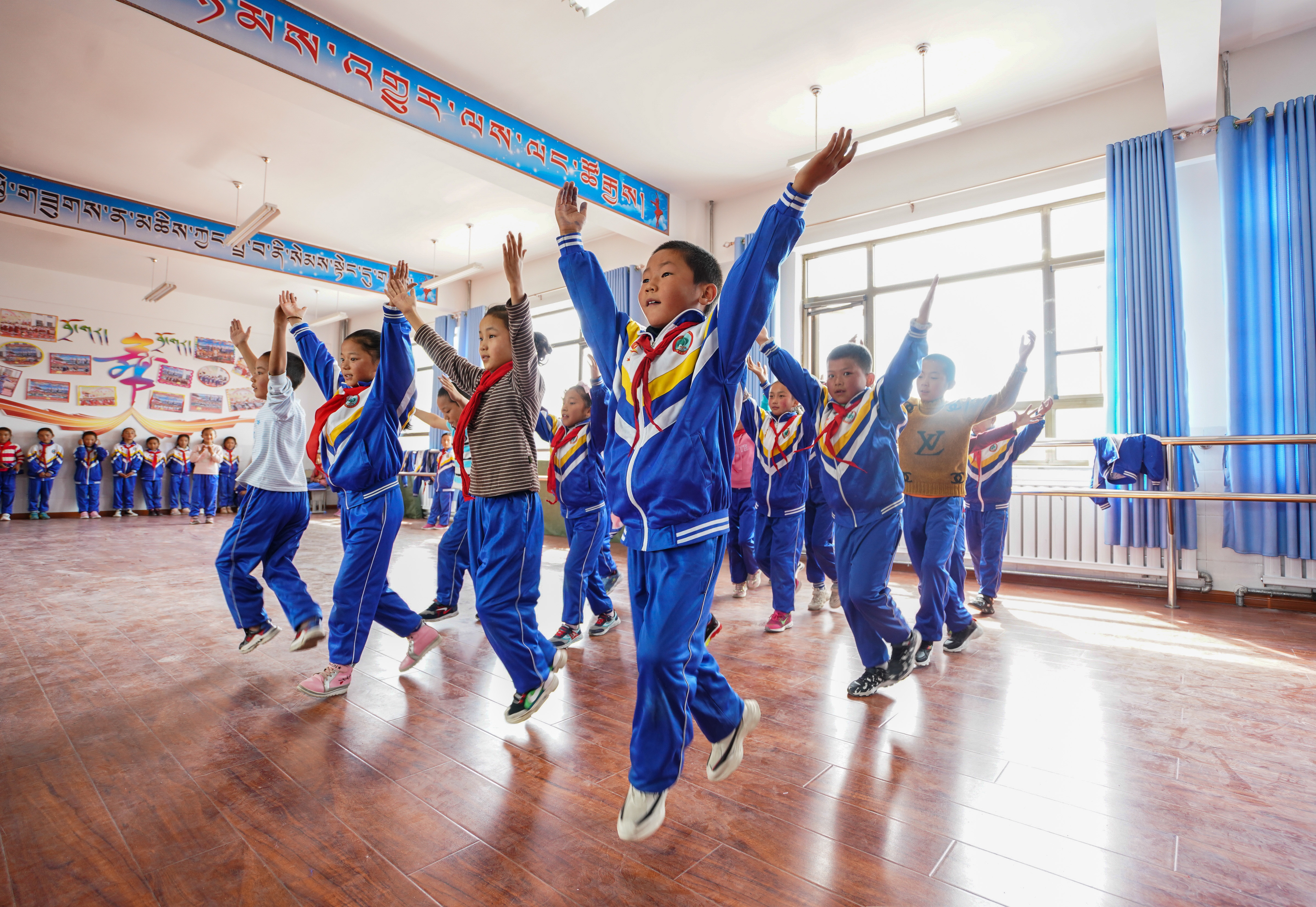 8月27日,在合作市第四小学,学生们在舞蹈课上跳藏族舞.