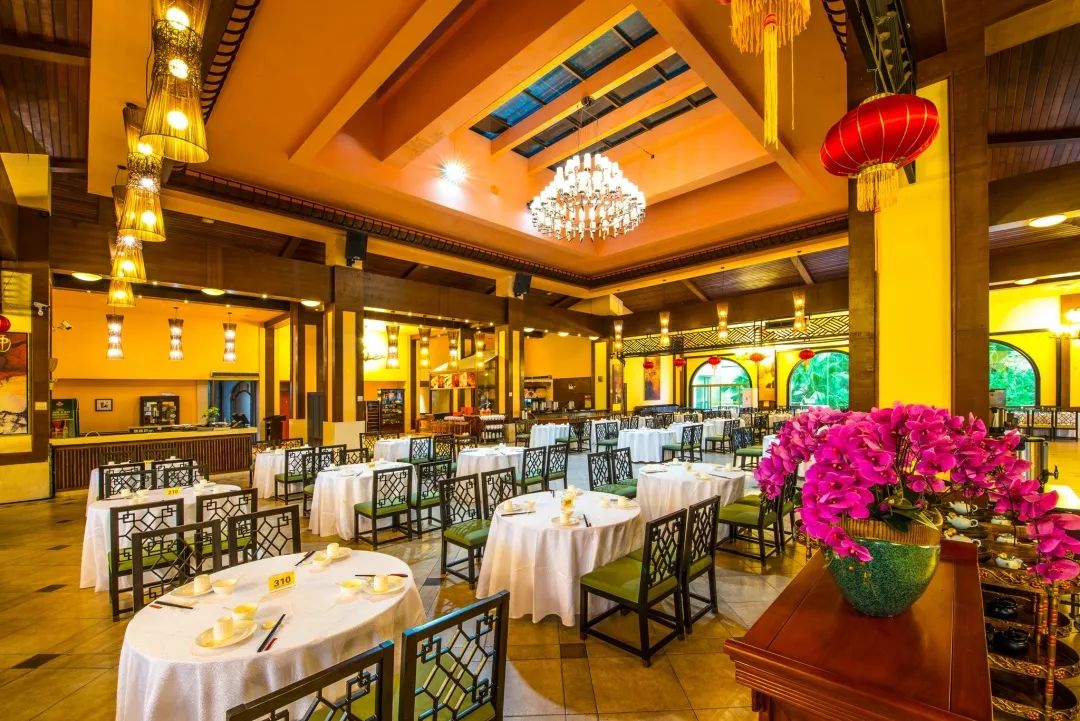 凤凰轩中餐厅宽敞的露台,环境优雅,氛围轻松如水晶大厅般晶莹镶嵌在