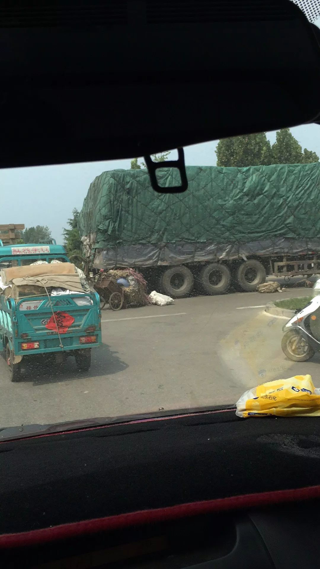 滕州南沙河痛心车祸一家子哭的撕心裂肺