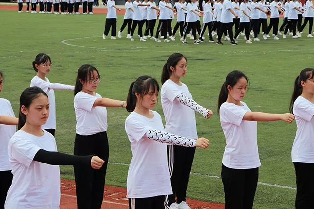 艺校播报青岛艺术学校2019级新生军训掠影二与汗水相遇和青春碰撞