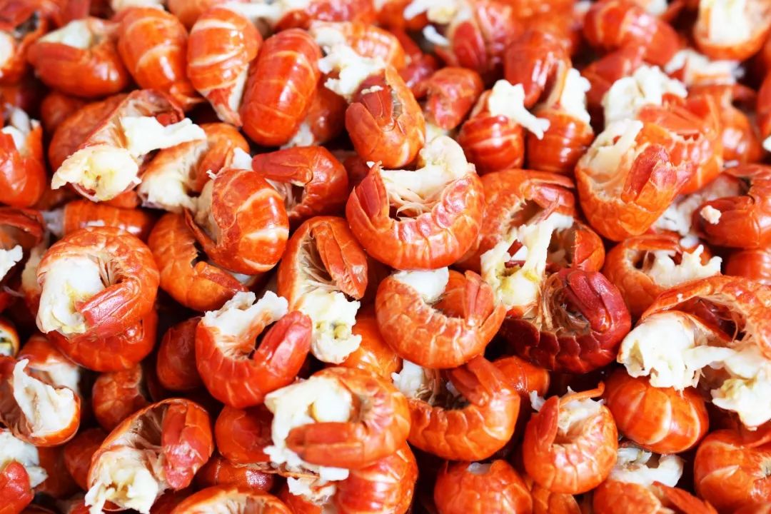 我们特意拍了一下保鲜柜里面的生虾尾,新鲜度不错.