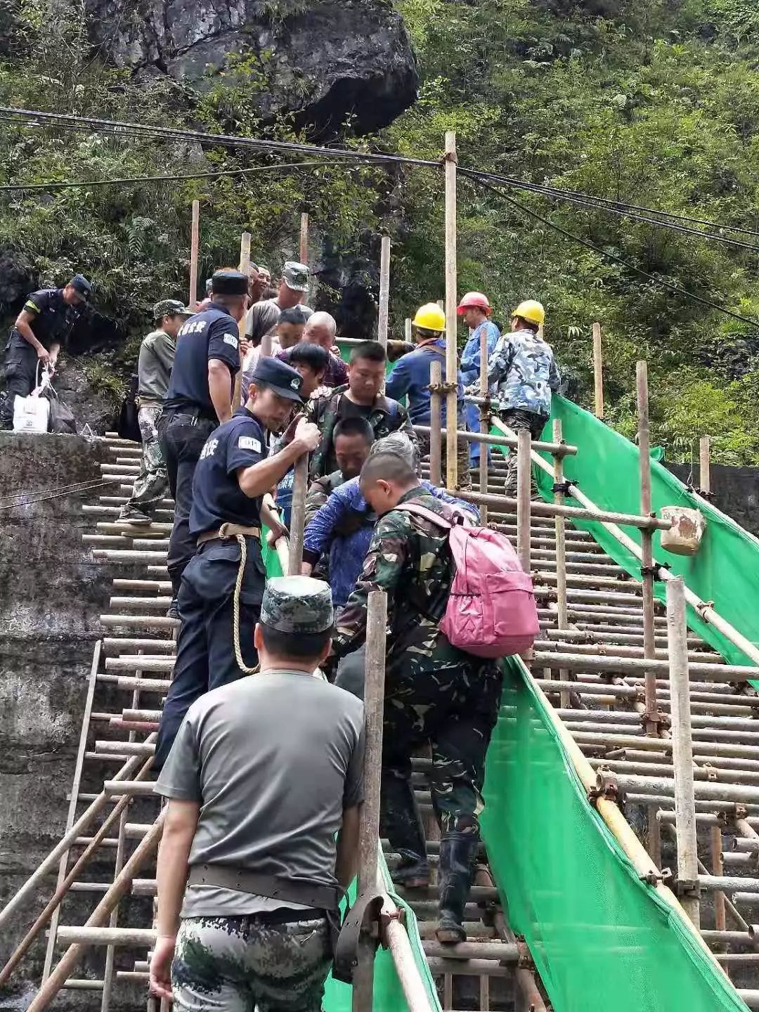为西岭雪山祈福│抢险进行时蜀信励志物业人战斗在第一线