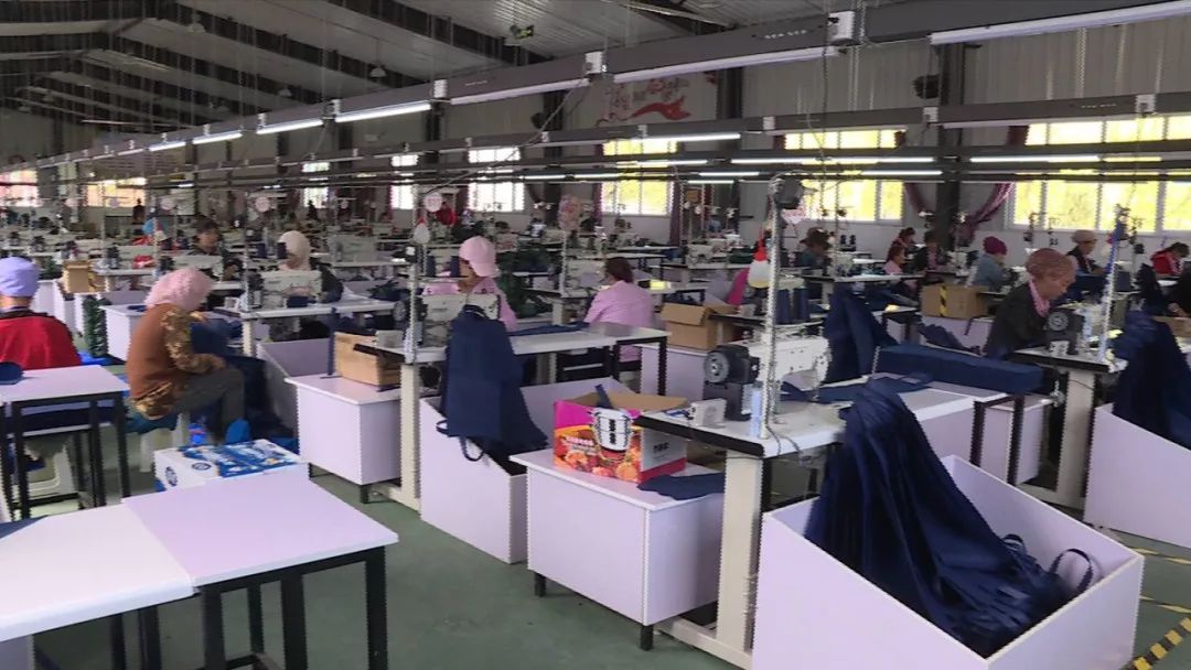 扶贫车间助民增收六盘山镇集美村澳丽妃包袋扶贫车间