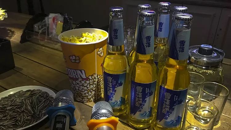 ktv一桌子啤酒的照片图片