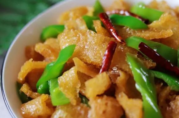 青椒和此菜一起炒,我也是第一次,没想到味道比青椒炒肉好吃10倍_猪皮