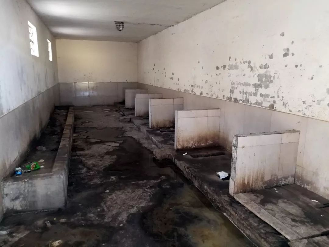 调研中半月谈记者看到,许多学校厕所没有门,蹲位更是少见有门,师生