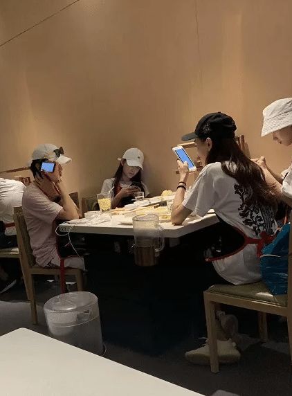 蒋依依素颜和同学吃火锅看到路人生图才知明星和普通人的差距