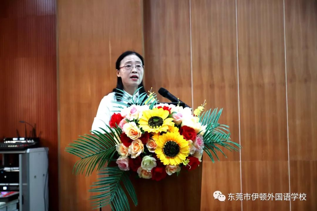 行政部副主任张彩霞,人事主管付兰及总务主管谢群换分别为大家讲解