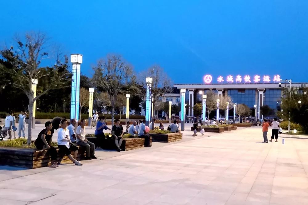 永城北站站前广场成为群众娱乐"大舞台"