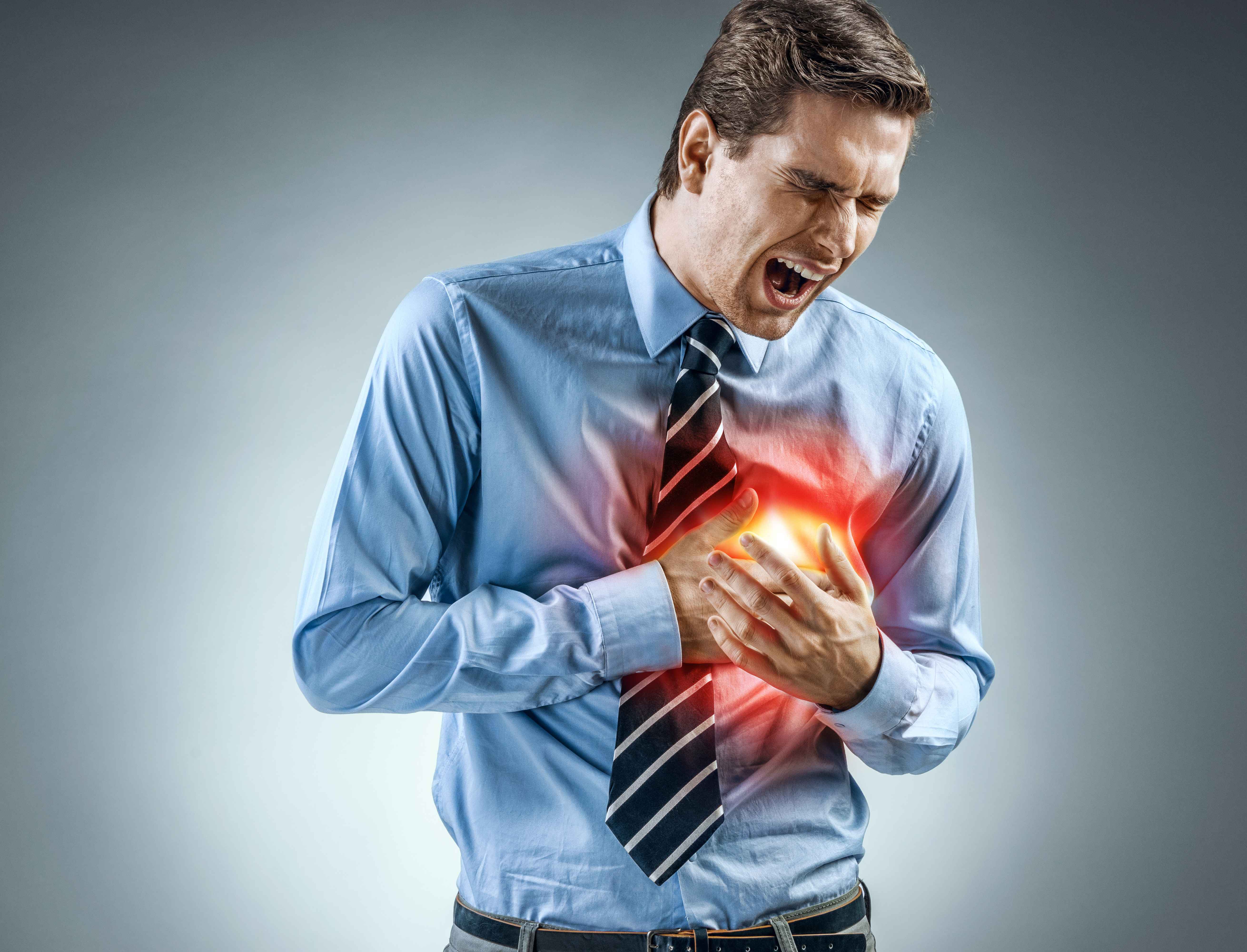 心绞痛属于心脏疾病的一种,患者在发作的时候胸口会有刺痛的感觉,并且