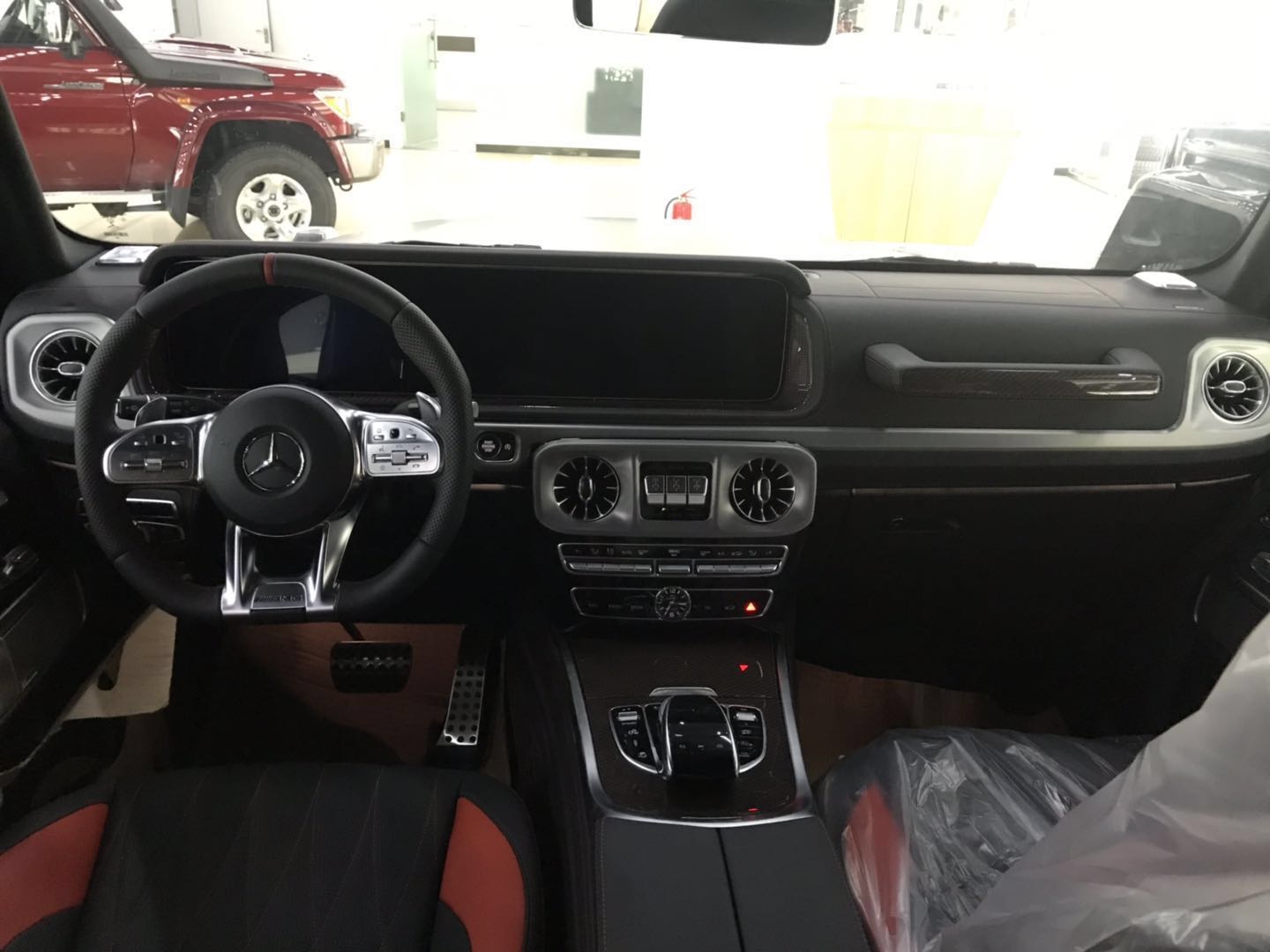 采用了奔驰最新的双屏幕式设计,全液晶仪表盘和中控台屏幕都达到12